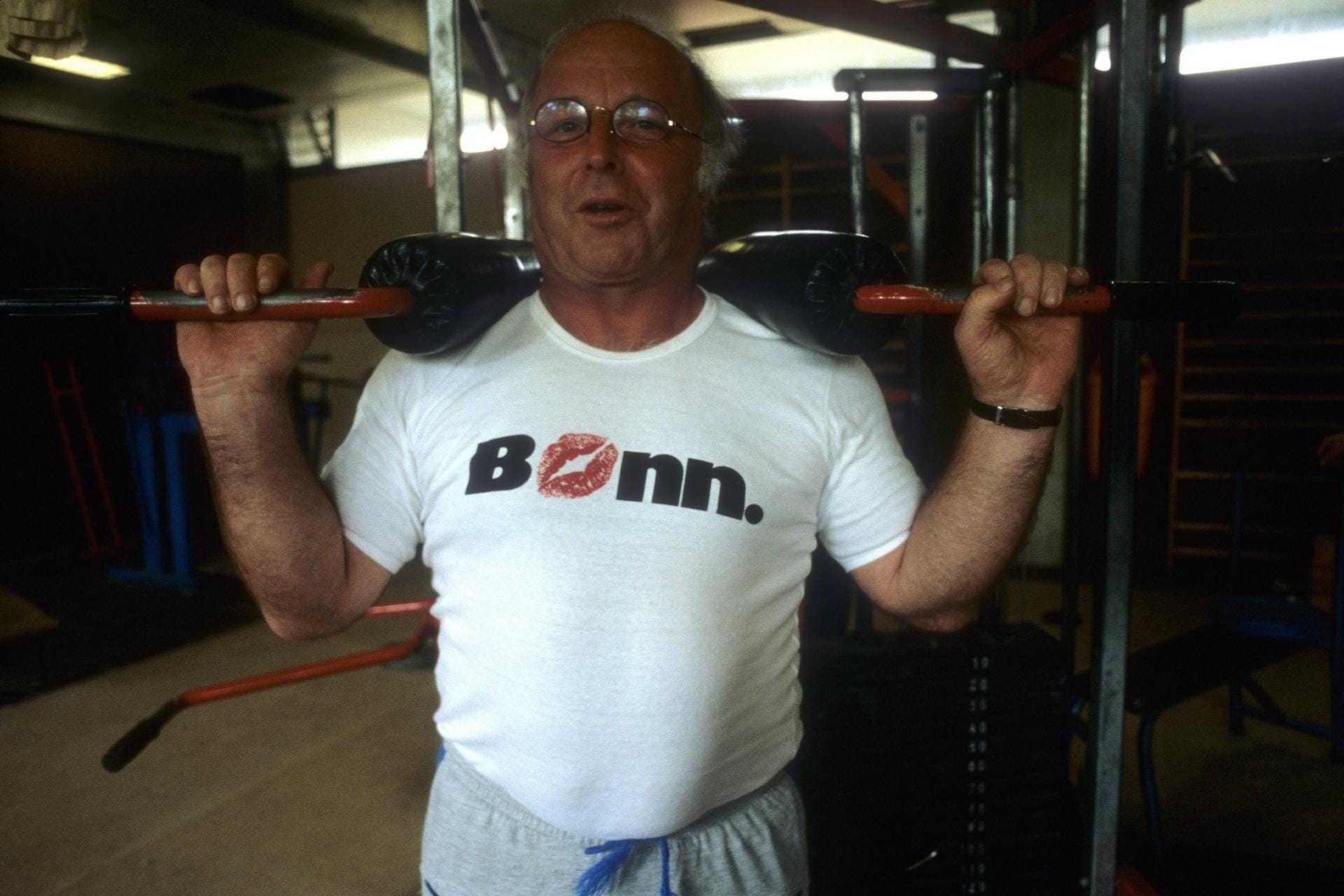 1984: Mit Stolz trägt Blüm ein T-Shirt mit der Aufschrift "Bonn". In der ehemaligen Bundeshauptstadt am Rhein lebte er mit Frau und drei Kindern.