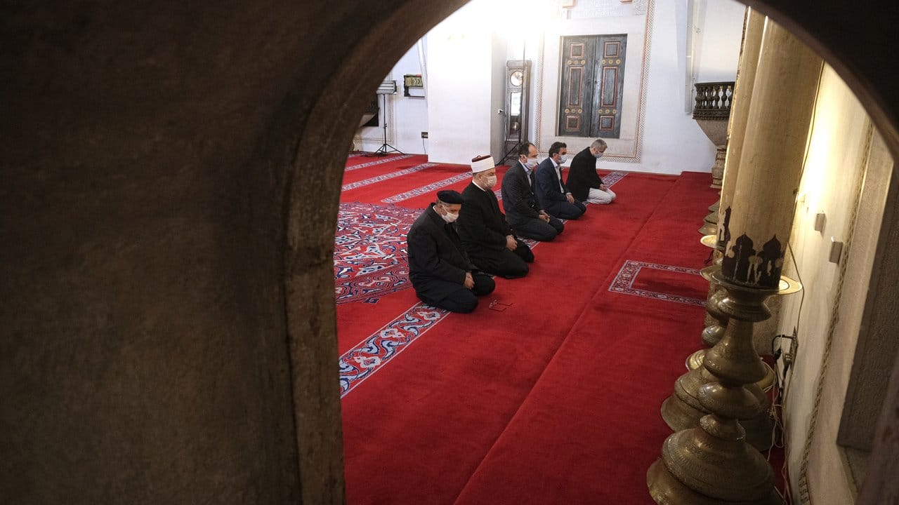 Islamische Geistliche mit Mundschutz beten in einer Moschee in Sarajevo (Bosnien-Herzegowina).