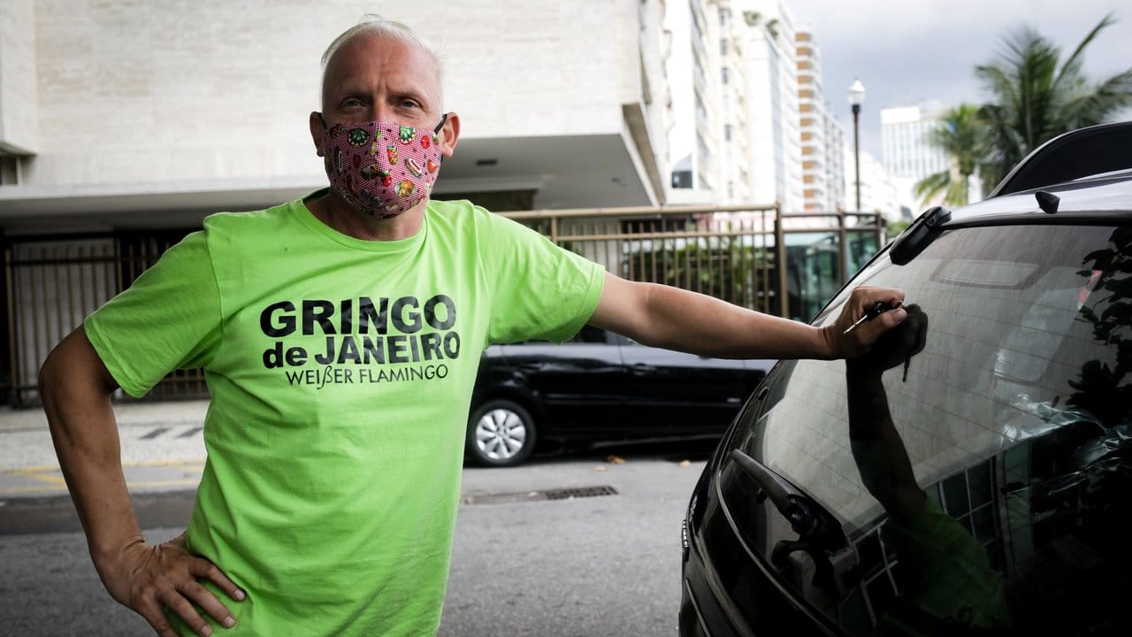 Bernhard Weber steht mit Mundschutzmaske neben seinem Wagen, bevor er sich auf den Weg in die Favela Rocinha macht.