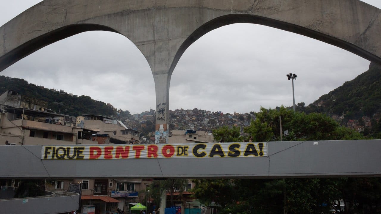"Bleibt zu Hause!", steht an einer Brücke am Eingang der Favela Rocinha.