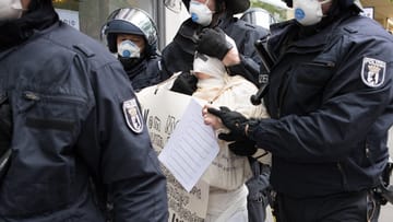 Ein Demonstrant wird bei der Kundgebung in Berlin abgeführt.