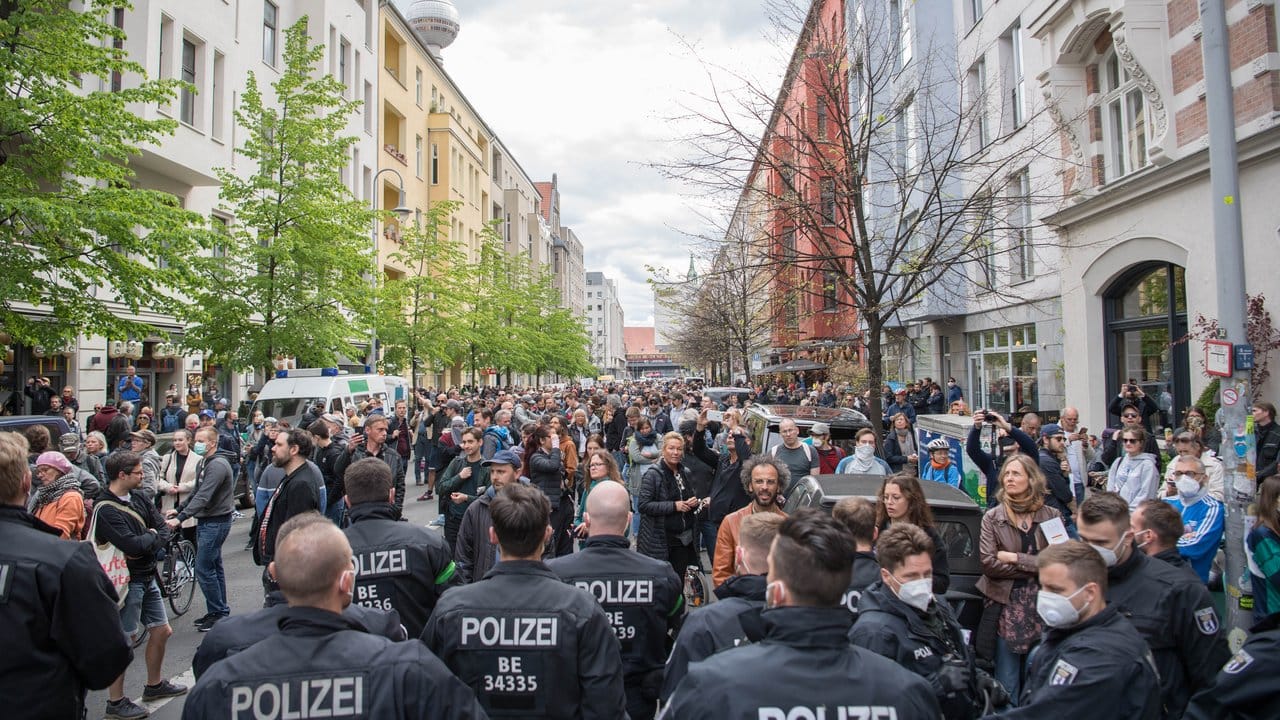 Etwa 1000 Menschen versammelten sich am und um den Rosa-Luxemburg-Platz in Berlin-Mitte.