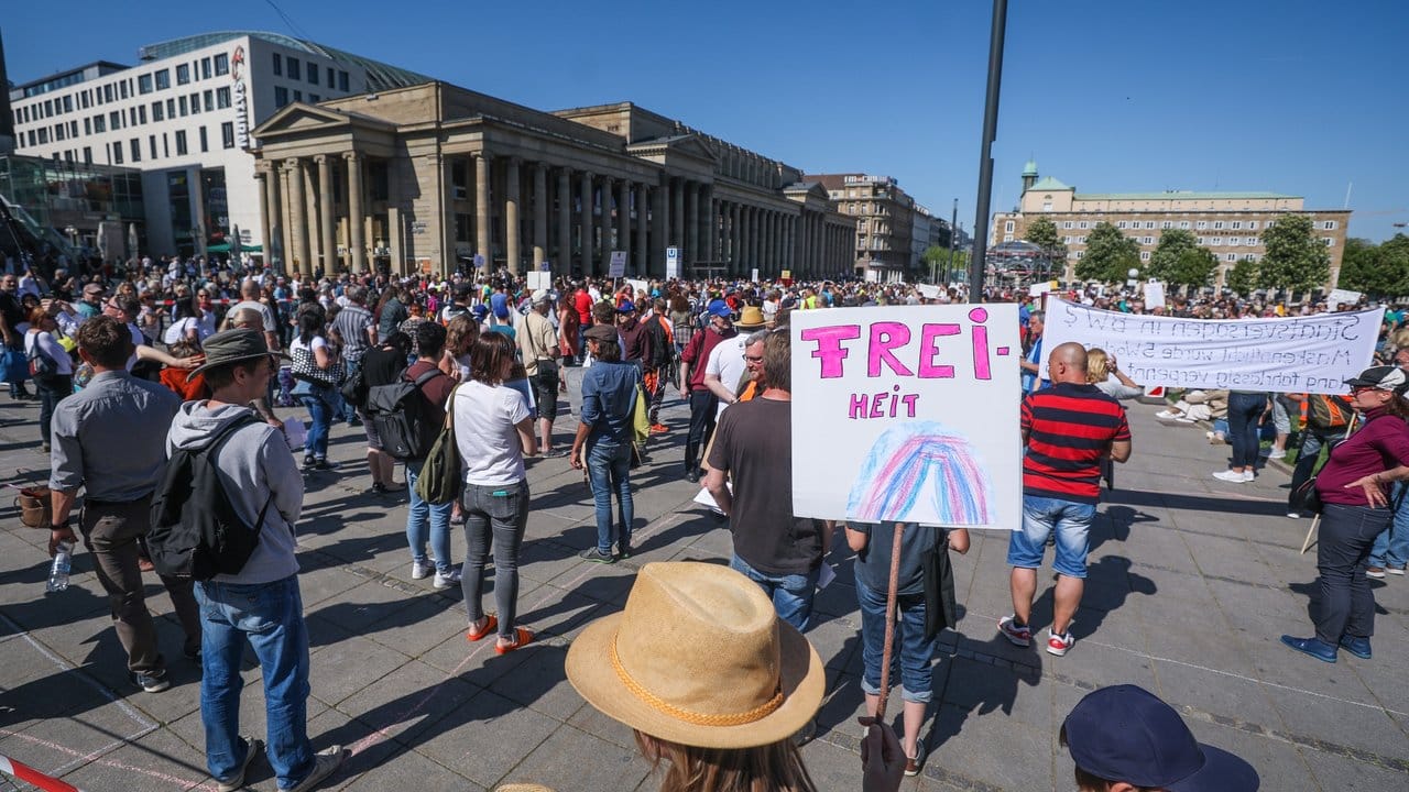 Auf dem Stuttgarter Schlossplatz versammelten sich zwischen 350 und 500 Menschen.