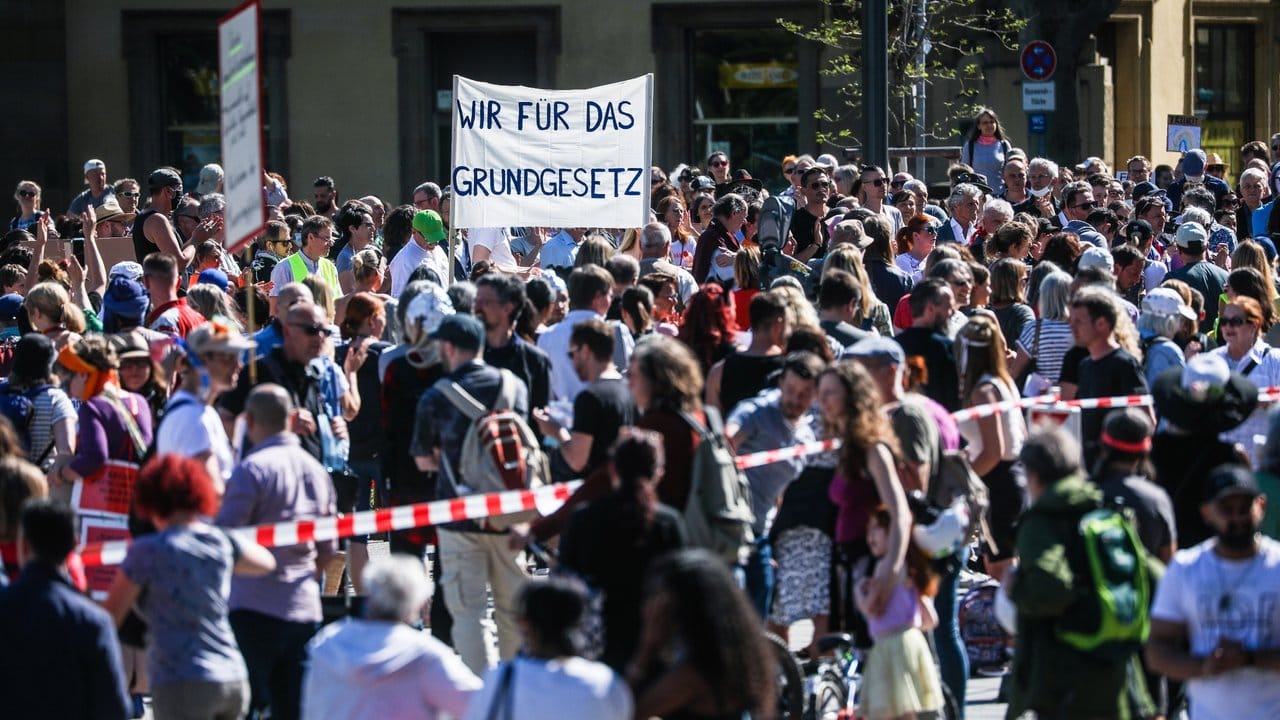 Die Demonstranten in Baden-Württembergs Landeshauptstadt folgten dem Aufruf der Initiative "Querdenken" - sie protestierten gegen eine Einschränkung der Grundrechte.