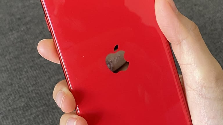 Das iPhone SE hat eine Rückseite aus Glas und lässt sich drahtlos aufladen.