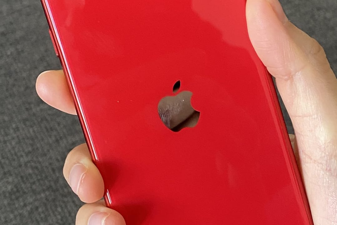 Das iPhone SE hat eine Rückseite aus Glas und lässt sich drahtlos aufladen.