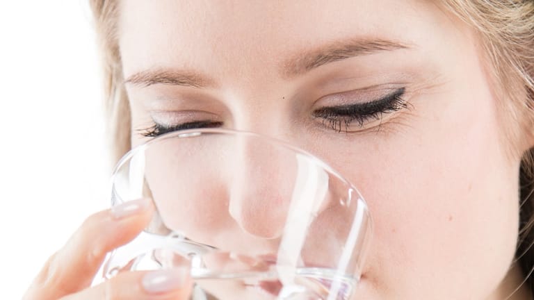 Die Säure wegspülen: In vielen Fällen von Sodbrennen schafft ein großes Glas Wasser schnelle Abhilfe.