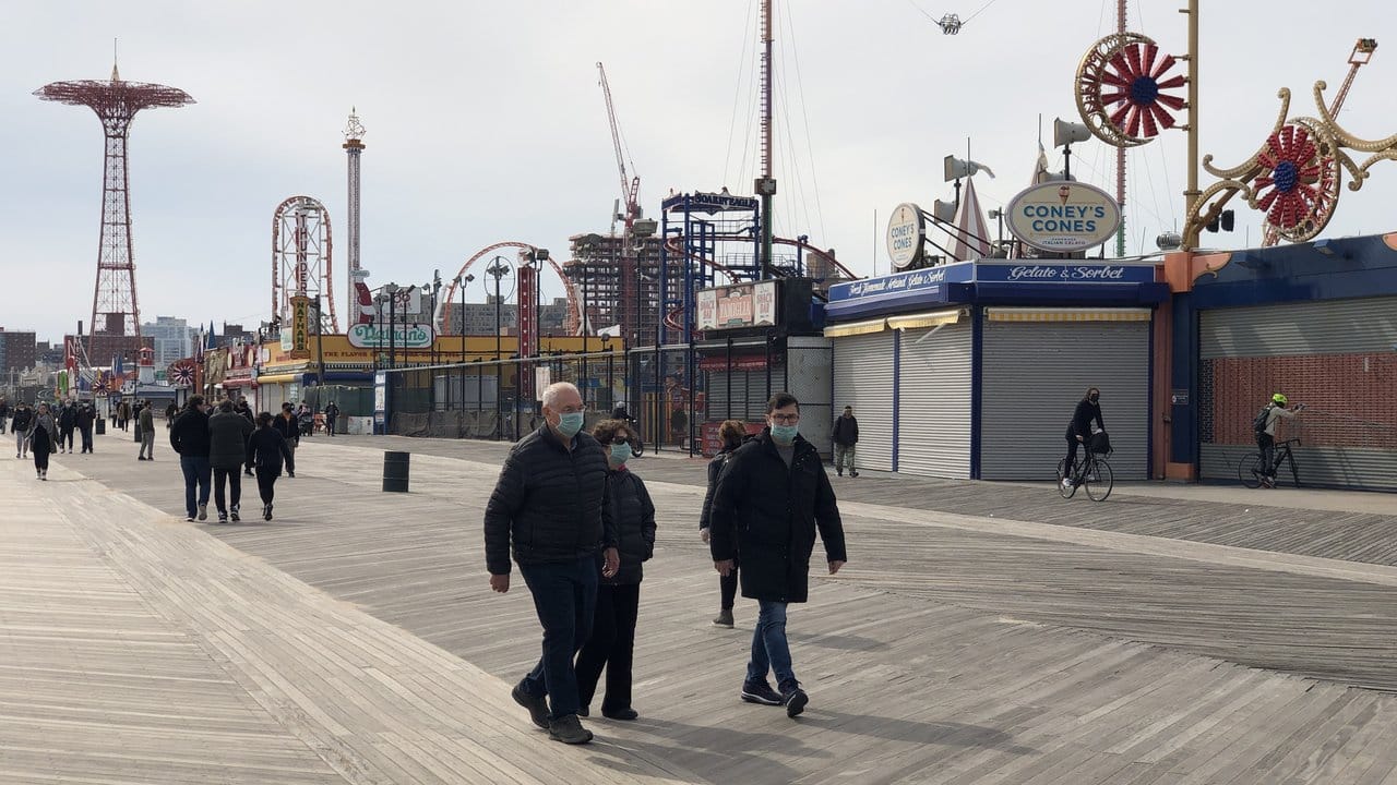 Wenige Passanten am Strandboulevard von Coney Island.