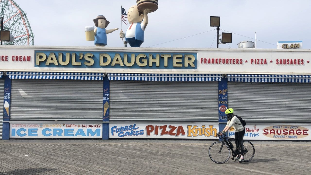 Der fast verlassene Strandboulevard von Coney Island.