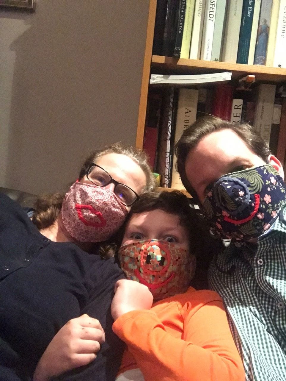 Familie mit zusammenpassenden Masken