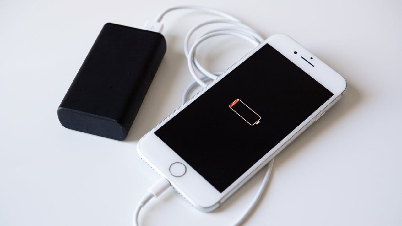 Meist haben Powerbanks so viel Saft, dass sich ein Smartphone gleich zwei Mal damit laden lässt. Meist haben Powerbanks so viel Saft, dass sich ein Smartphone gleich zwei Mal damit laden lässt.