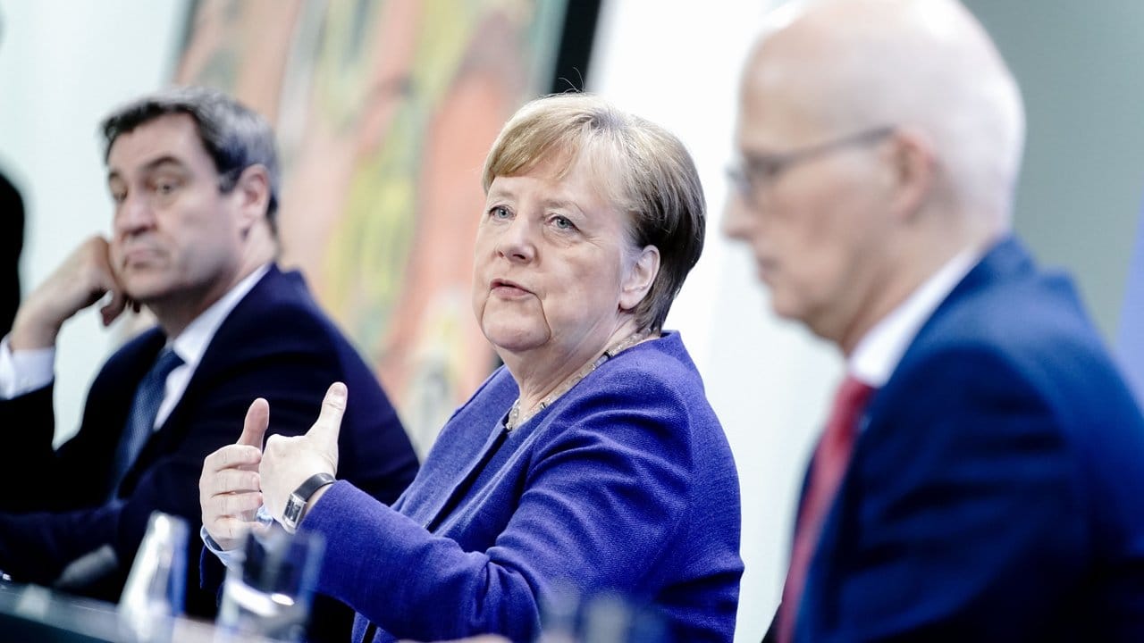 Bundeskanzlerin Angela Merkel, Bayerns MInisterpräsident Markus Söder (l) und Hamburgs Erster Bürgermeister Peter Tschentscher geben nach der Videokonferenz der Regierungschefs eine Pressekonferenz.