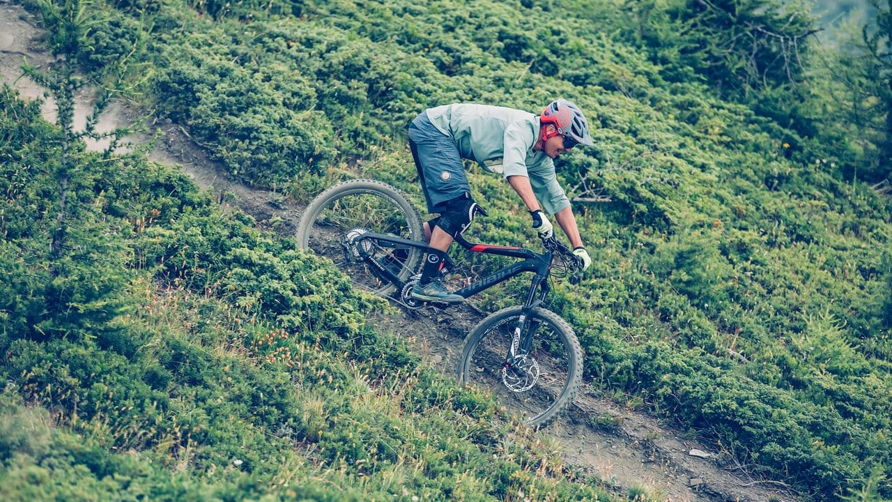 Downhill-Mountainbikes haben eine spezielle Rahmengeometrie und längere Federgabeln.
