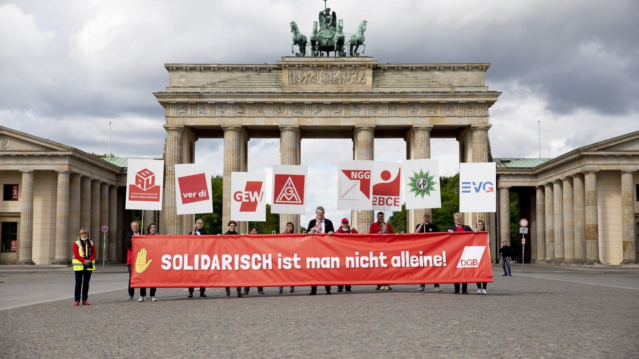 Teilnehmer einer DGB-Aktion zum Tag der Arbeit vor dem Brandenburger Tor.