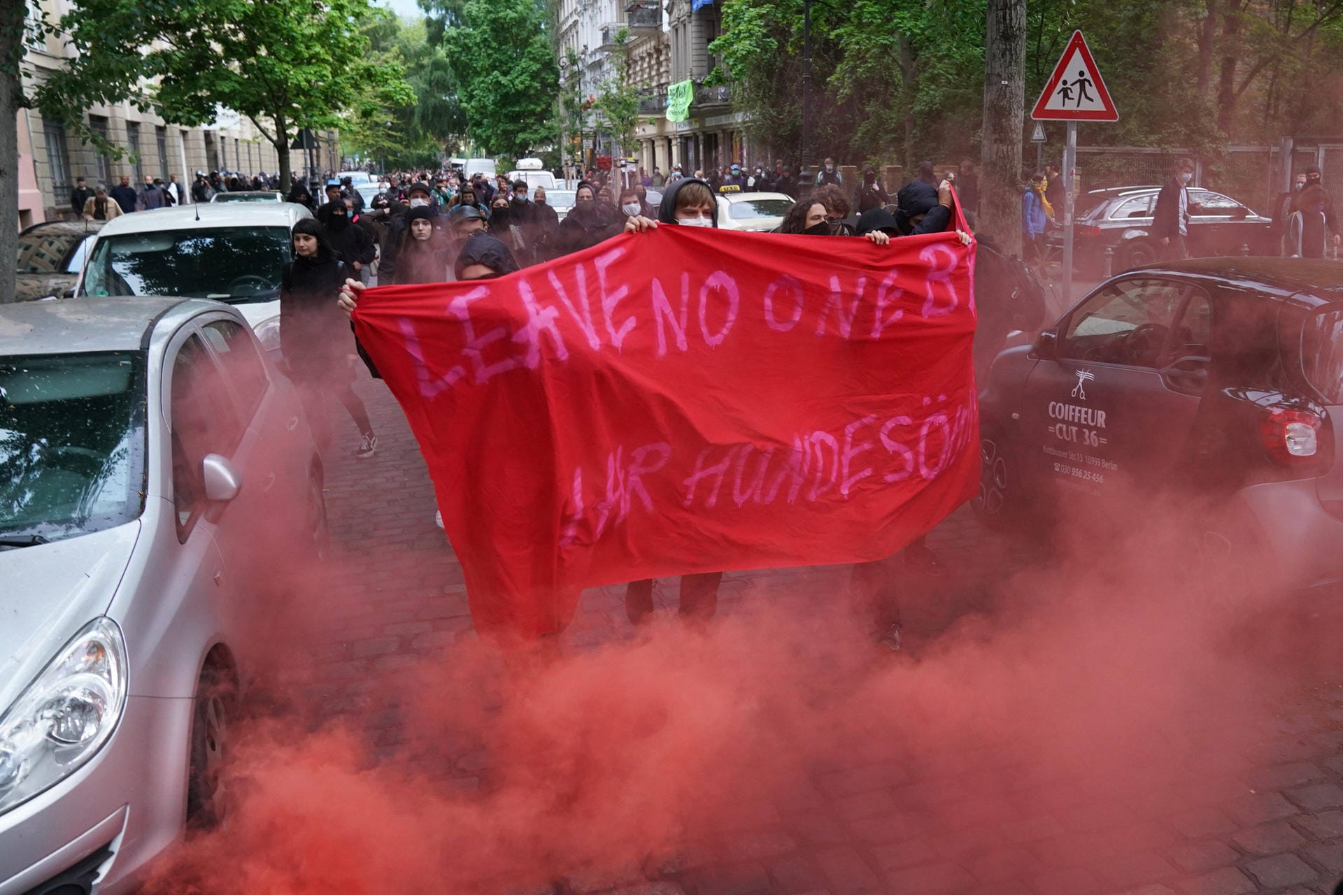 In Berlin-Kreuzberg zogen Anhänger der linken und linksradikalen Szene durch die Straßen.