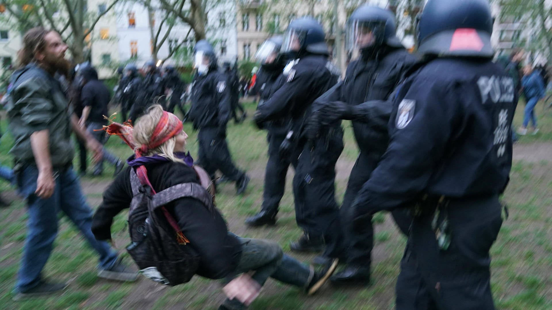 Trotz der Corona-Krise haben sich am 1. Mai in Berlin unerlaubt Tausende Menschen versammelt.