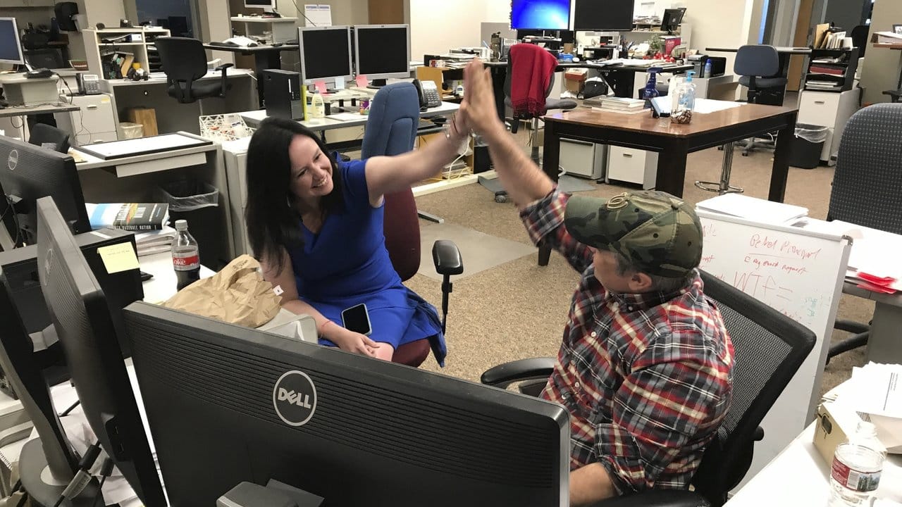 Kyle Hopkins, Reporter der "Anchorage Daily News", und seine Frau Rebecca Palsha, KTUU-Moderatorin, beglückwünschen sich gegenseitig.