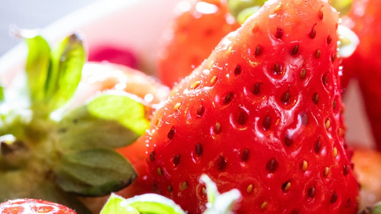 Sie schmecken pur, süß oder herzhaft: Erdbeeren lassen sich in der Küche vielseitig einsetzen.