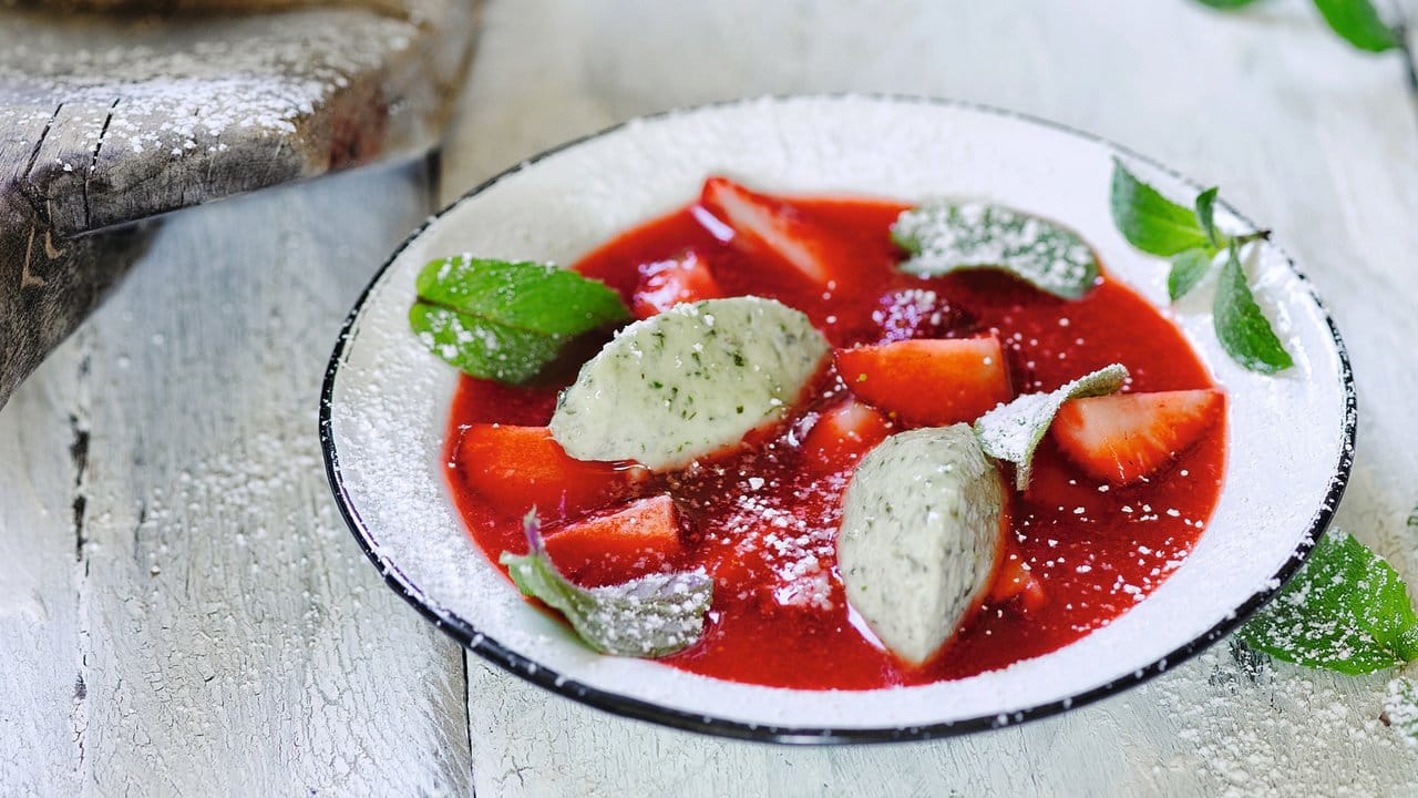 Mit Champagner oder Sekt püriert werden Erdbeeren zu einer süßen Suppe.