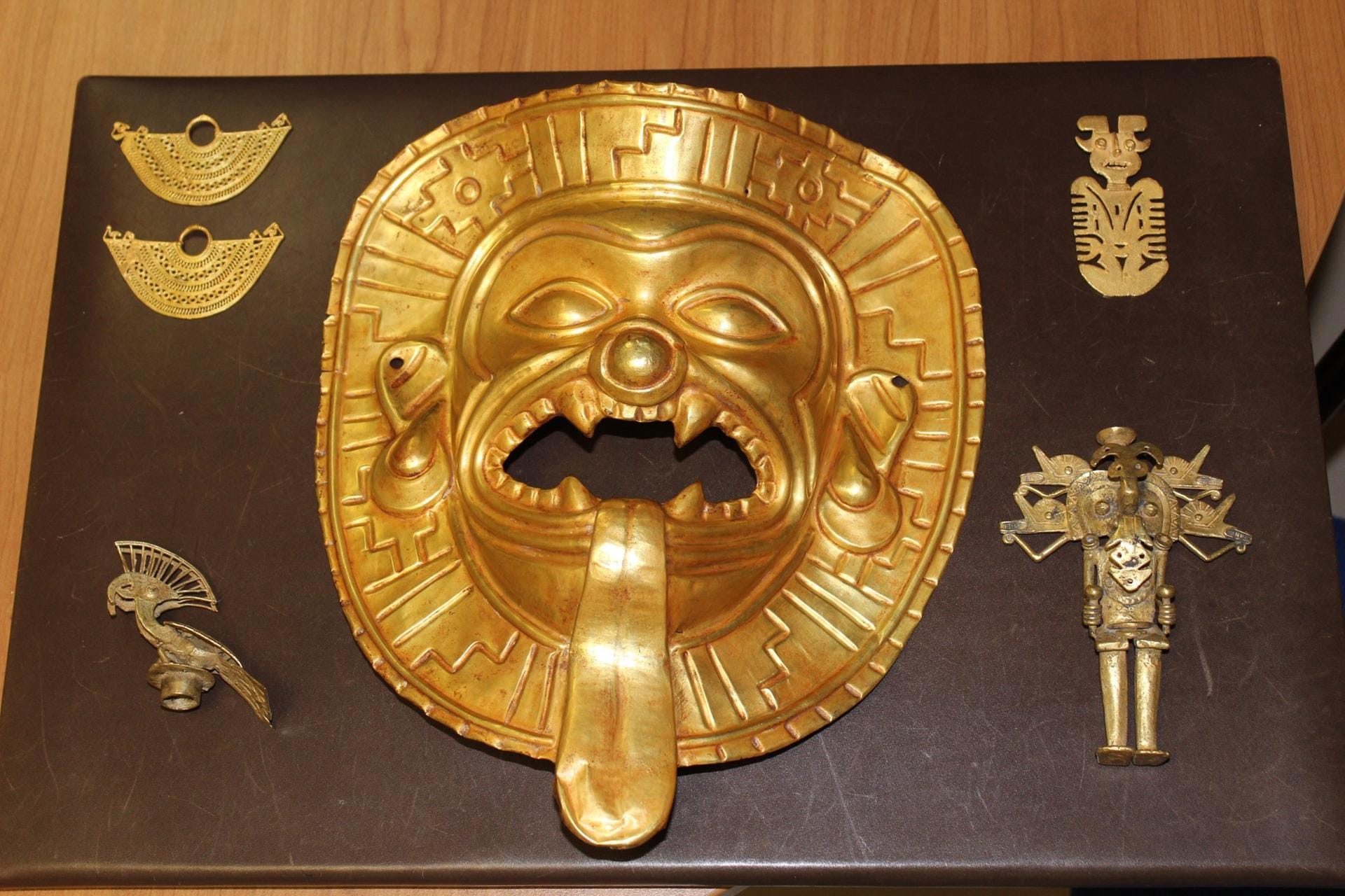 Die Tumaco-Goldmaske: Das Kunstwerk aus präkolumbianischer Zeit wurde bei einer weltweiten Polizeioperation gegen illegalen Kunsthandel sichergestellt.