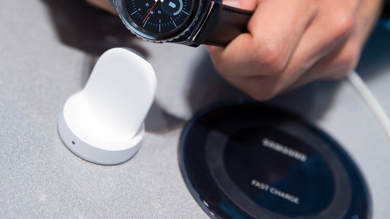Sonderlocke: Smartwatches brauchen oft eigene Ladestationen oder bei Mehrfachstationen zumindest einen eigenen Ladebereich.