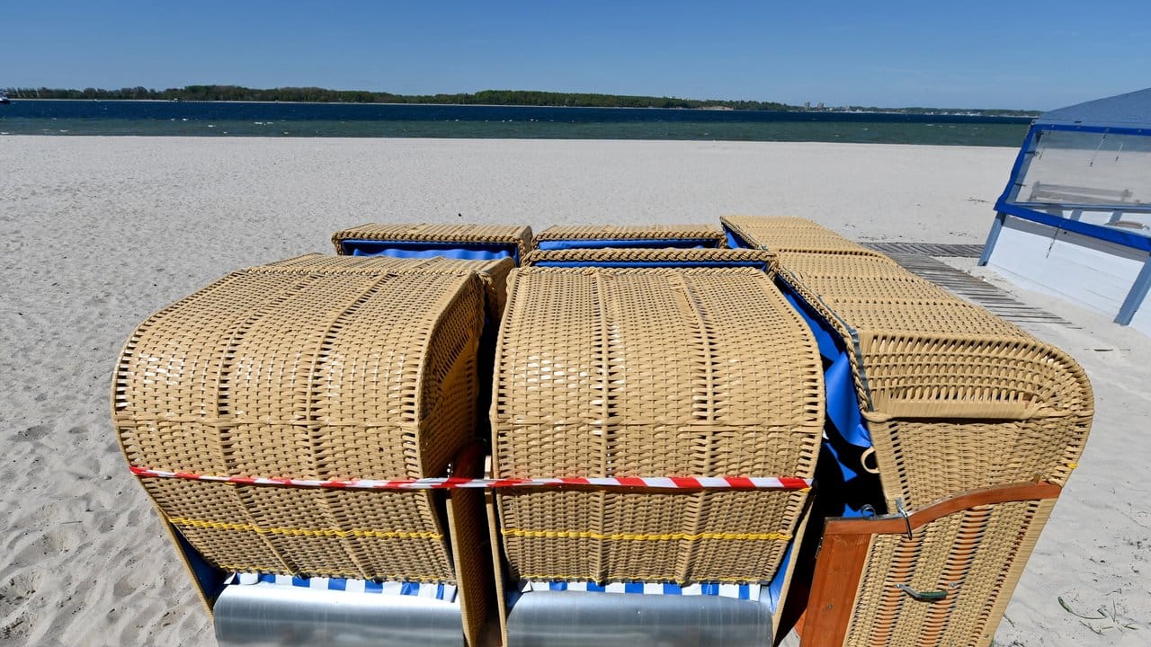Srandkörbe an der Kieler Förde: Die Küstenorte Schleswig-Holsteins freuen sich, dass die Corona-Beschränkungen gelockert werden. Srandkörbe an der Kieler Förde: Die Küstenorte Schleswig-Holsteins freuen sich, dass die Corona-Beschränkungen gelockert werden.