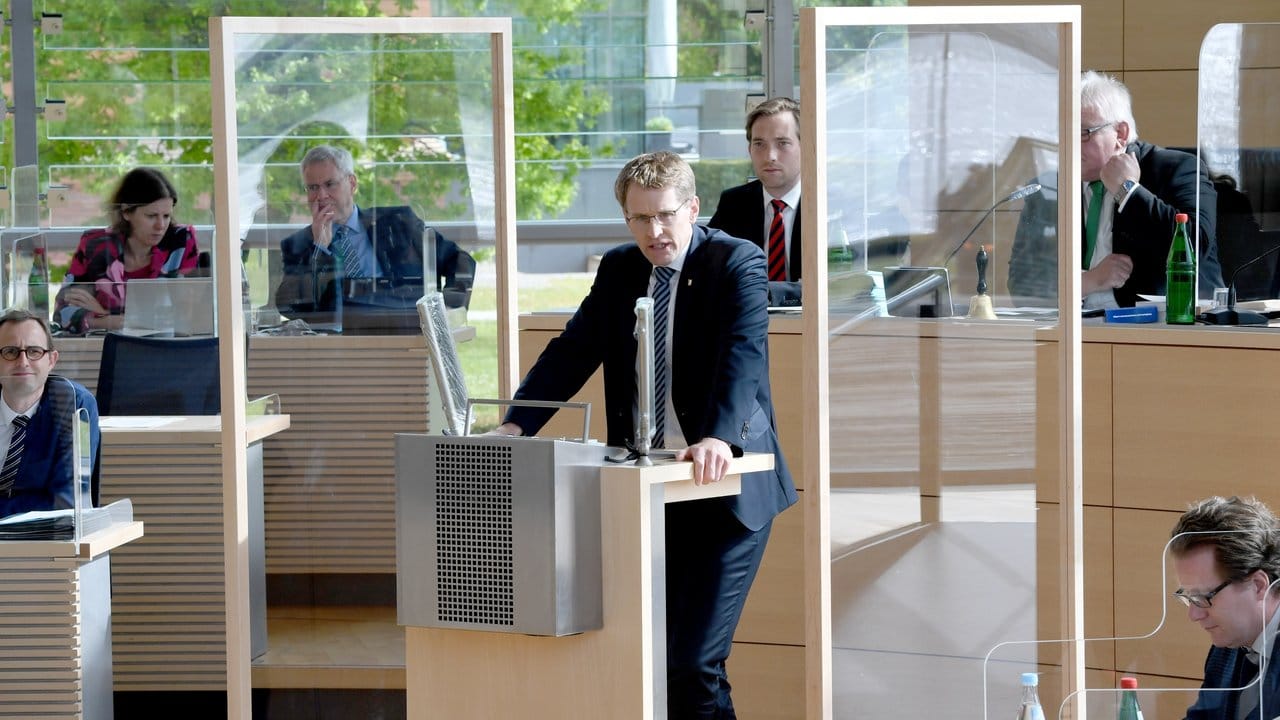 Daniel Günther, Ministerpräsident von Schleswig-Holstein gibt eine Erklärung zur Lockerung der Corona-Regelungen ab. Daniel Günther, Ministerpräsident von Schleswig-Holstein gibt eine Erklärung zur Lockerung der Corona-Regelungen ab.