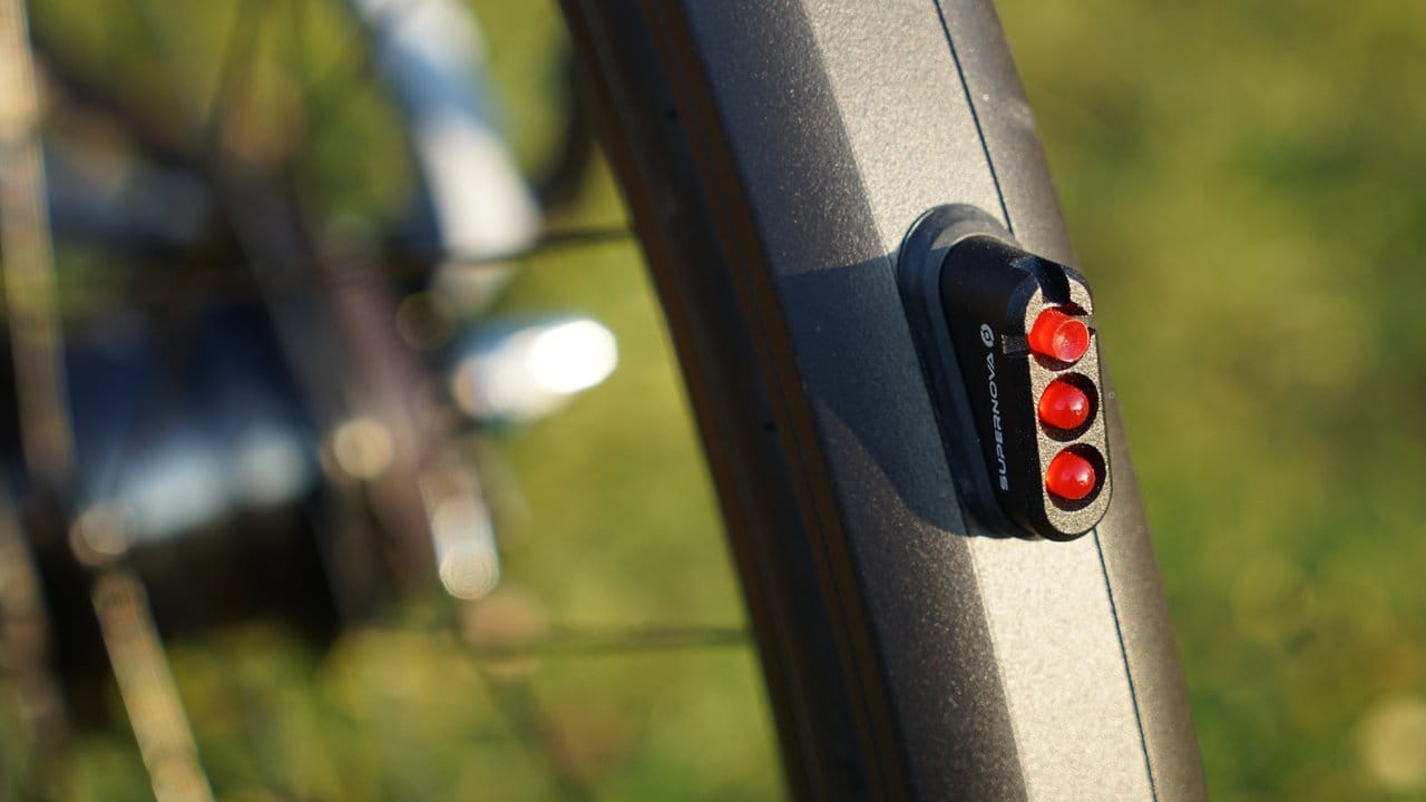 Das Rücklicht hat wie der Frontscheinwerfer eine Standlichtfunktion und schaltet sich erst nach fünf Minuten Stillstand ab. Das Rücklicht hat wie der Frontscheinwerfer eine Standlichtfunktion und schaltet sich erst nach fünf Minuten Stillstand ab.