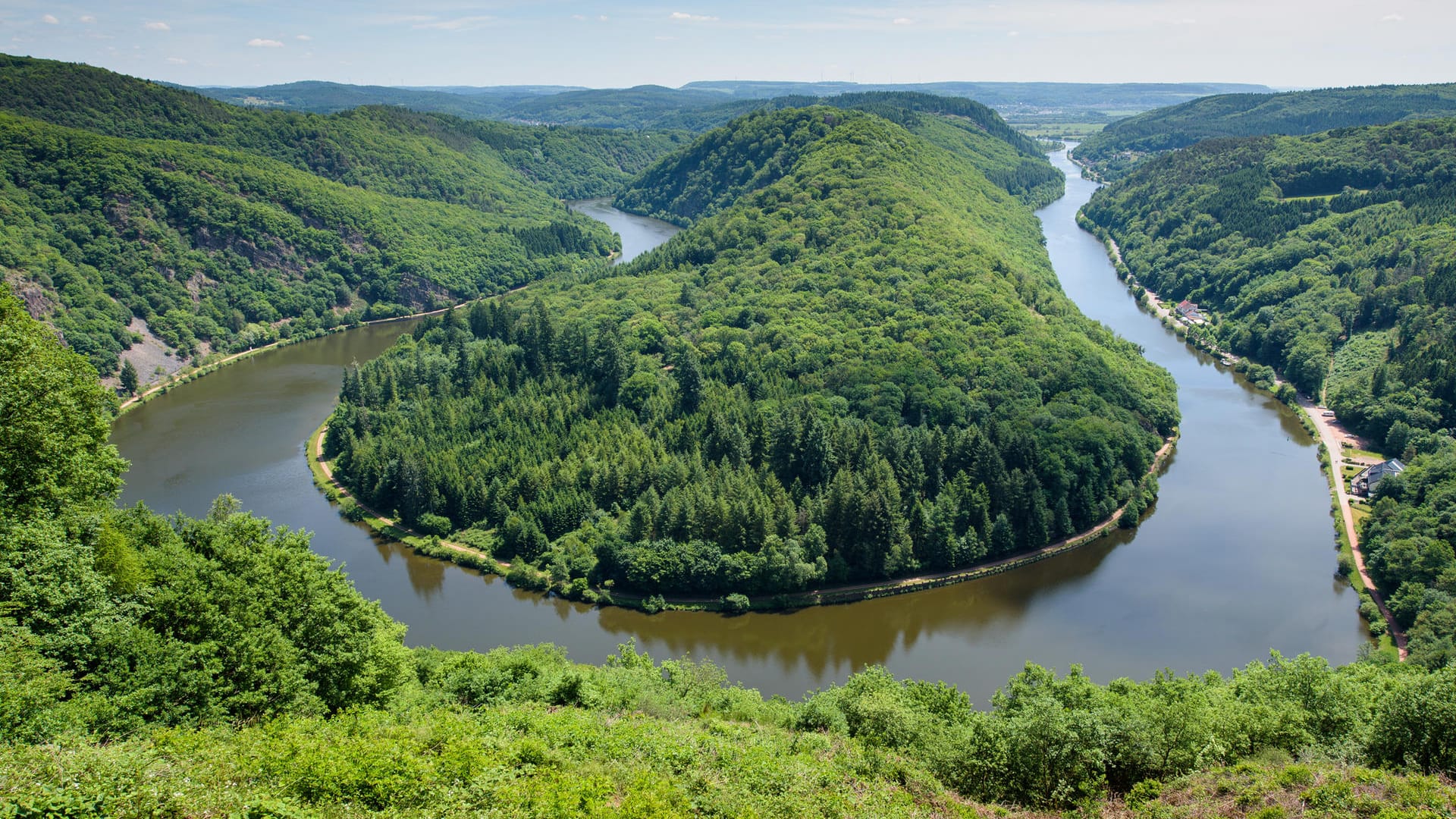 Der Saar-Hunsrück-Steig, einer der schönsten und beliebtesten Weitwanderwege Deutschlands führt auch an der Saarschleife vorbei.