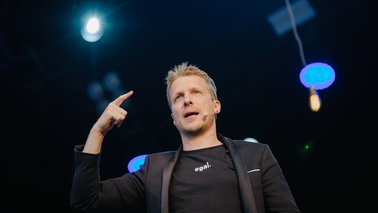 Der Comedian Oliver Pocher bei der Arbeit in Hannover. Der Comedian Oliver Pocher bei der Arbeit in Hannover.