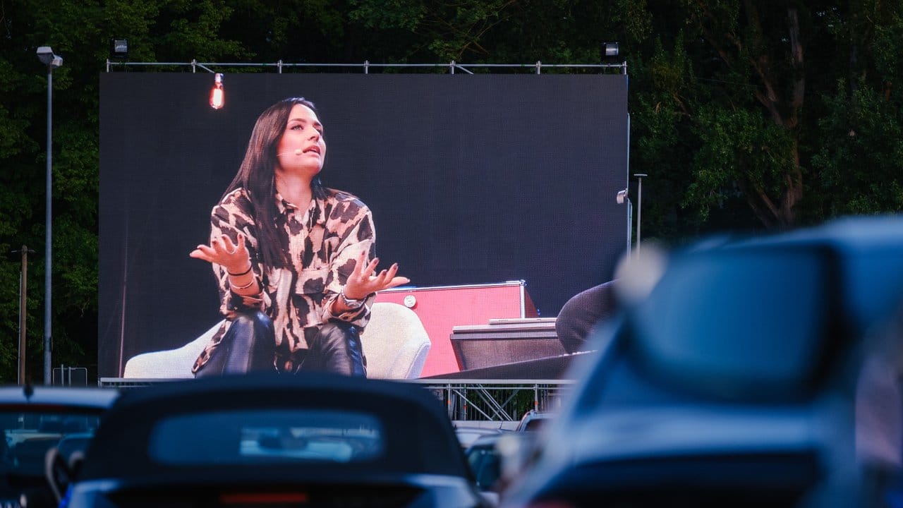 Amira Pocher auf der Bühne im Autokino. Amira Pocher auf der Bühne im Autokino.