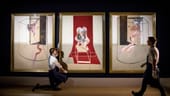 Die drei Bilder des "Triptych inspired by the Oresteia of Aeschylus" werden von Mitarbeitern des Auktionshauses Sotheby's an der Wand ausgerichtet.