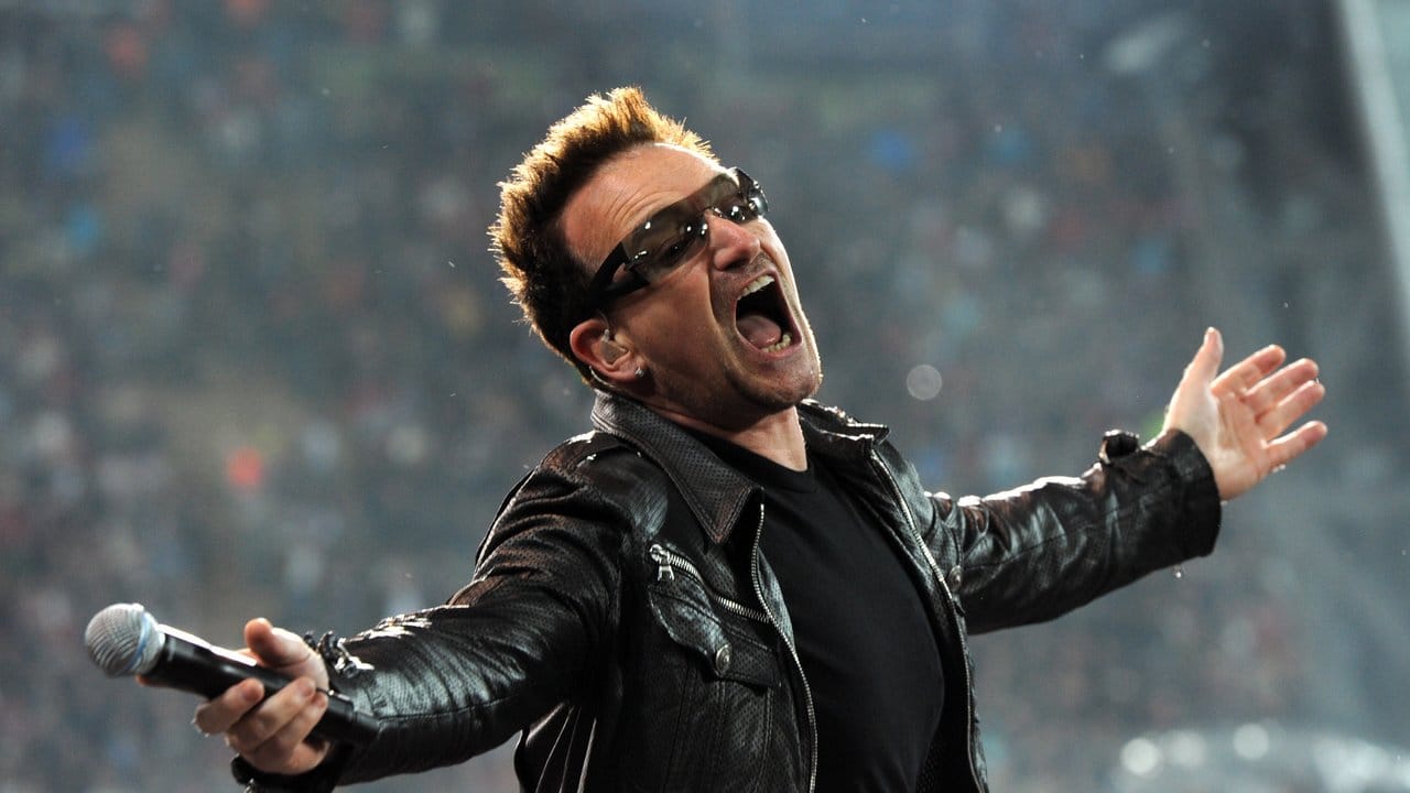Bono tritt bei einem Konzert im Olympiastadion auf.