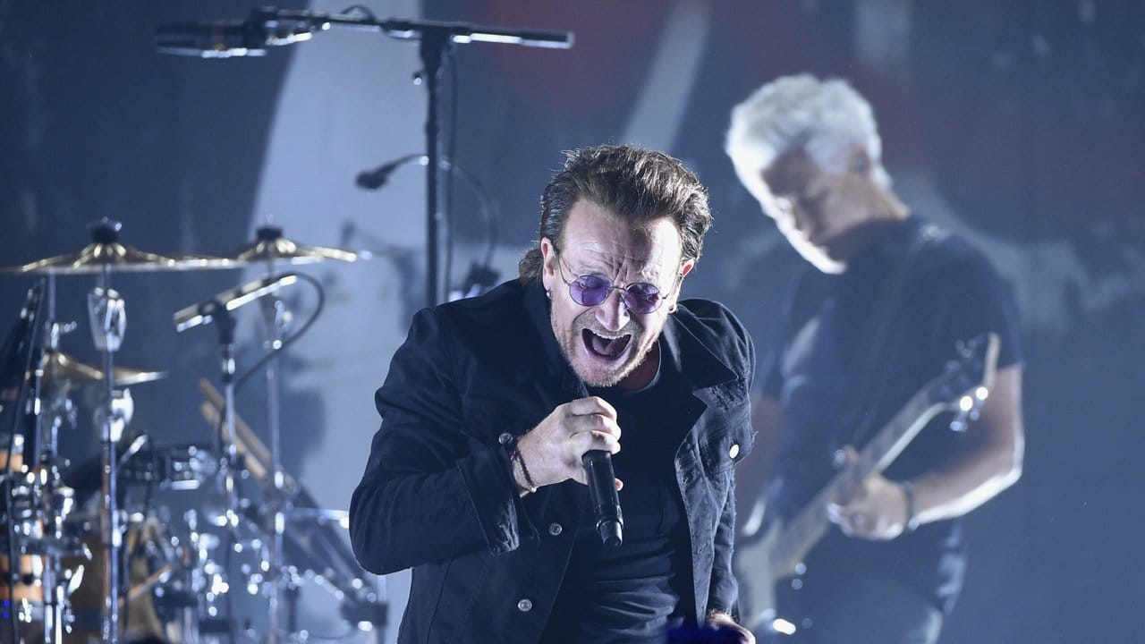 Bono tritt mit seiner Band U2 im historischen Apollo Theater auf.