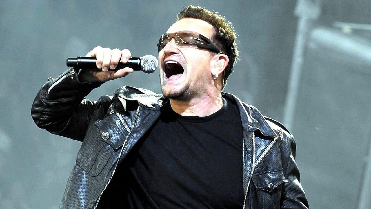 Bono tritt bei einem Konzert im Letzigrund-Stadion auf.