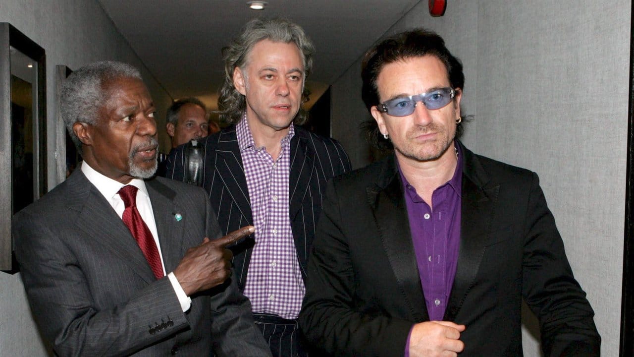 Bono (r) spricht mit UN-Generalsekretär Kofi Annan (l) während des G8-Gipfels.