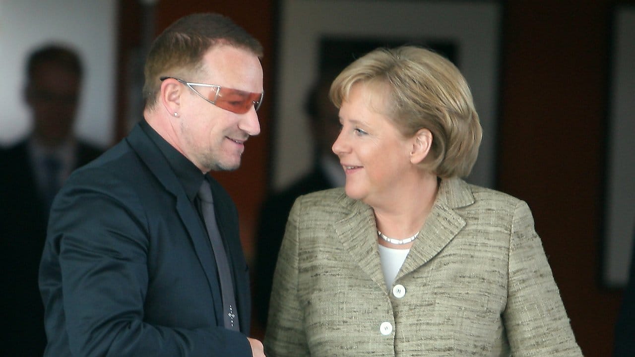 Bundeskanzlerin Angela Merkel (CDU) trifft sich im Bundeskanzleramt mit Bono.