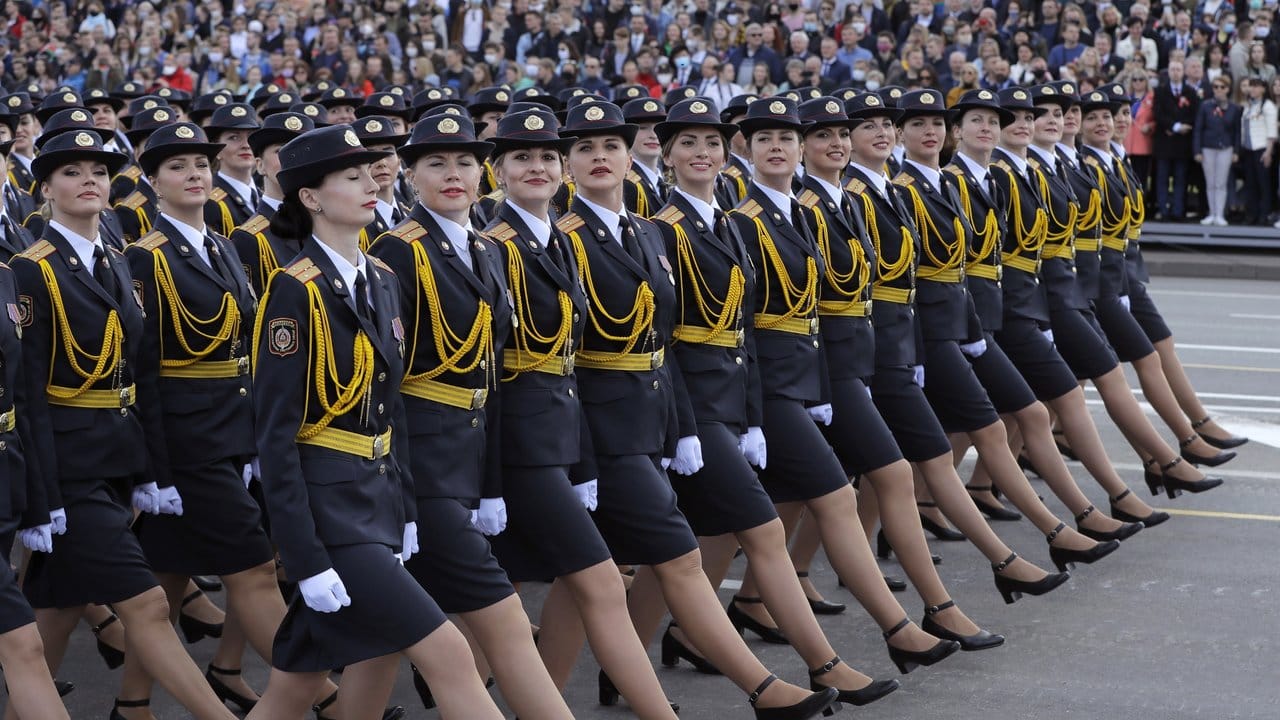 In Reih' und Glied ohne Mundschutz: Belarussische Soldatinnen nehmen an der Militärparade zum 75.