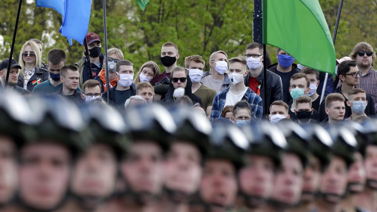 Zuschauer verfolgen in Minsk die Militärparade.