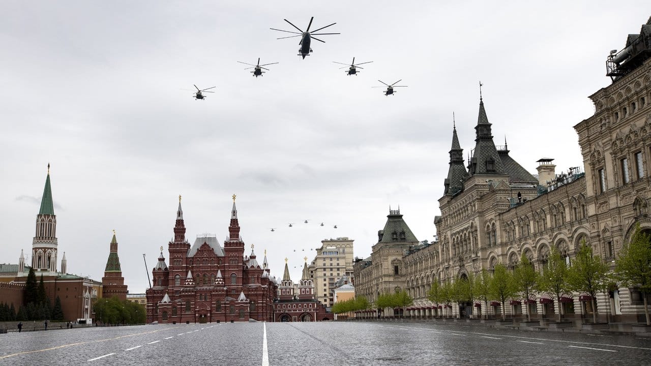 Militärhubschrauber fliegen über den menschenleeren Roten Platz.