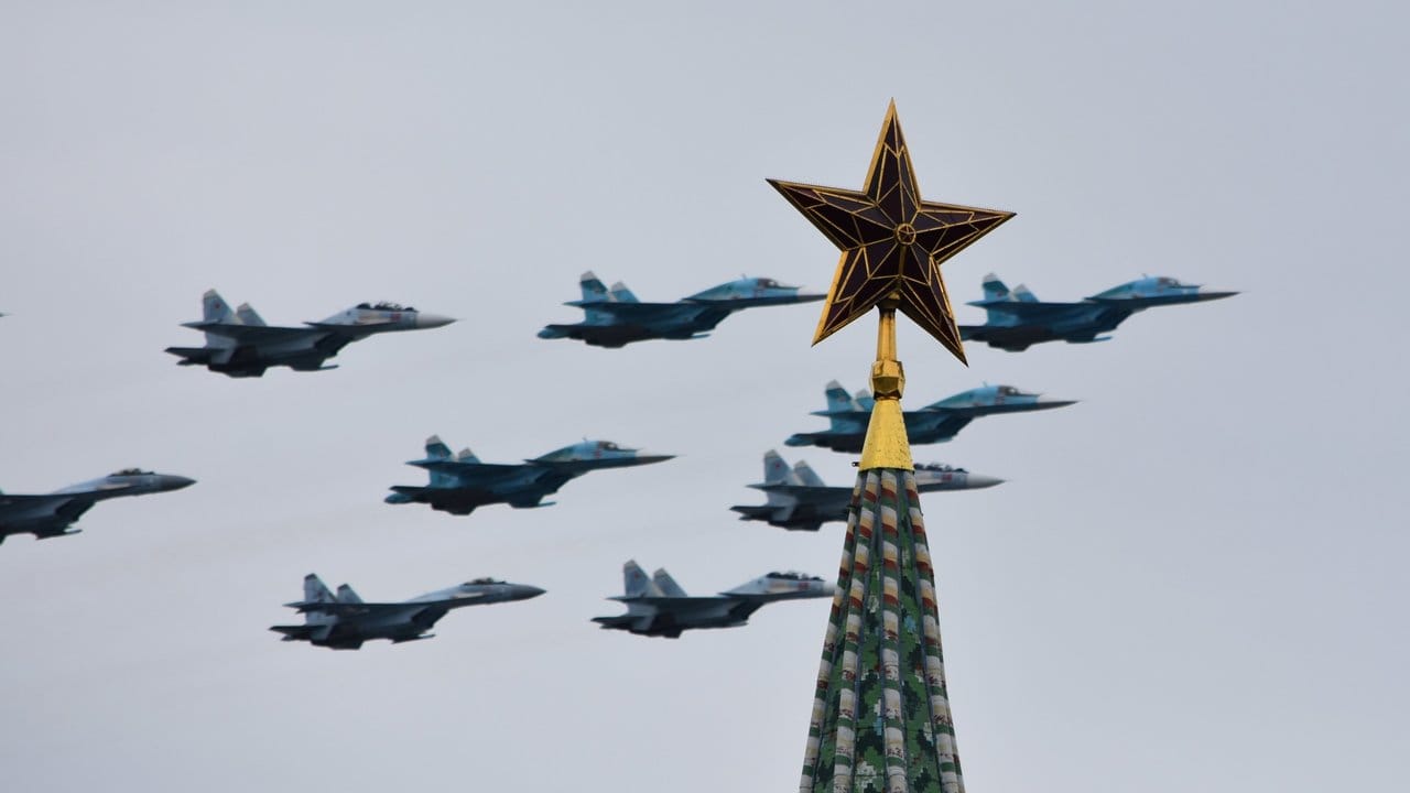 Trotz Regens gab es in Moskau eine Flugshow der russischen Luftstreitkräfte.