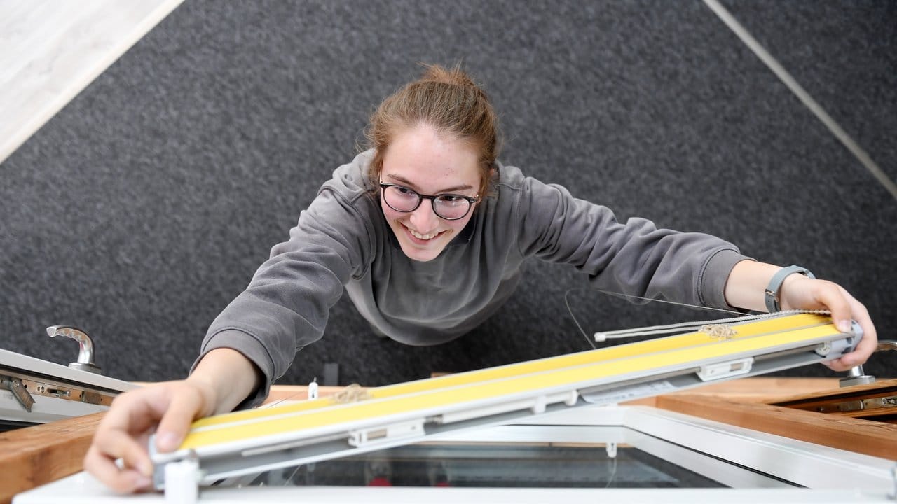 Jalousien, Rollladen oder Markisen - als angehende RS-Mechatronikerin kennt Laura Walig sich mit allen Formen des Sonnenschutzes aus. Jalousien, Rollladen oder Markisen - als angehende RS-Mechatronikerin kennt Laura Walig sich mit allen Formen des Sonnenschutzes aus.