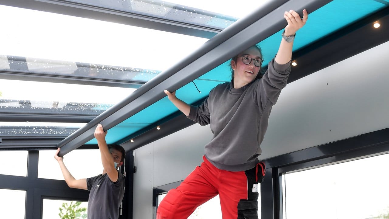 Handwerkliches Geschick und technisches Verständnis sind gefragt: Laura Walig lernt in ihrer Ausbildung, worauf es bei der Verblendung einer Unterglasmarkise ankommt. Handwerkliches Geschick und technisches Verständnis sind gefragt: Laura Walig lernt in ihrer Ausbildung, worauf es bei der Verblendung einer Unterglasmarkise ankommt.
