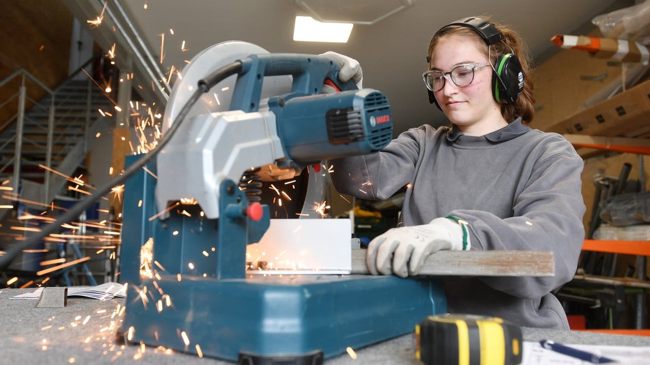 Vielseitige Ausbildung: Laura Walig, angehende Rolladen- und Sonnenschutzmechatronikerin, kürzt ein Vierkantrohr mit dem Standwinkelschleifer. Vielseitige Ausbildung: Laura Walig, angehende Rolladen- und Sonnenschutzmechatronikerin, kürzt ein Vierkantrohr mit dem Standwinkelschleifer.