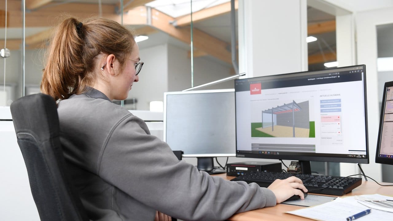 So sieht Digitalisierung Rolladen- und Sonnenschutzmechatroniker aus: Auszubildende Laura Walig setzt am Computer die Planung für ein Terrassendach auf. So sieht Digitalisierung Rolladen- und Sonnenschutzmechatroniker aus: Auszubildende Laura Walig setzt am Computer die Planung für ein Terrassendach auf.