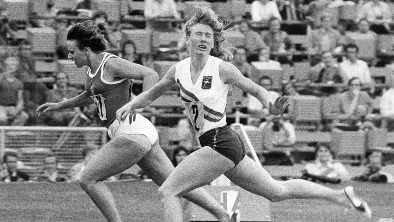 Die damalige DDR-Sprinterin Renate Stecher (l) wirft sich im 200-m-Finale der Olympischen Sommerspiele als Siegerin ins Ziel.