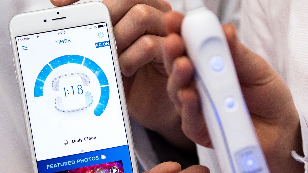 Der App bleibt nichts verborgen: Über Sensoren in der elektrischen Zahnbürste erfährt sie, wo geputzt wurde und wo nicht. Der App bleibt nichts verborgen: Über Sensoren in der elektrischen Zahnbürste erfährt sie, wo geputzt wurde und wo nicht.