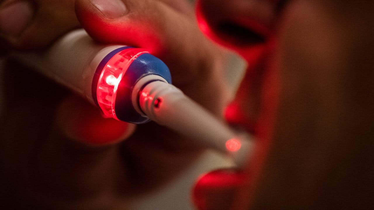 Rotes Signal: Smarte Zahnbürsten warnen, wenn man beim Putzen zu fest drückt. Rotes Signal: Smarte Zahnbürsten warnen, wenn man beim Putzen zu fest drückt.