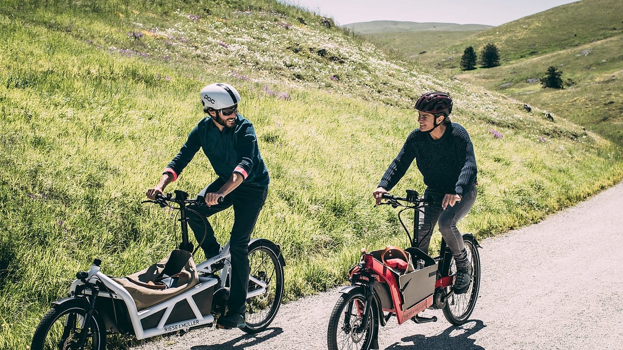 Ein Transportrad als Alternative zum Anhänger bietet gewisse Vorteile: Es ist sofort einsatzbereit und verfügt meist über ein höheres zulässiges Gesamtgewicht. Ein Transportrad als Alternative zum Anhänger bietet gewisse Vorteile: Es ist sofort einsatzbereit und verfügt meist über ein höheres zulässiges Gesamtgewicht.