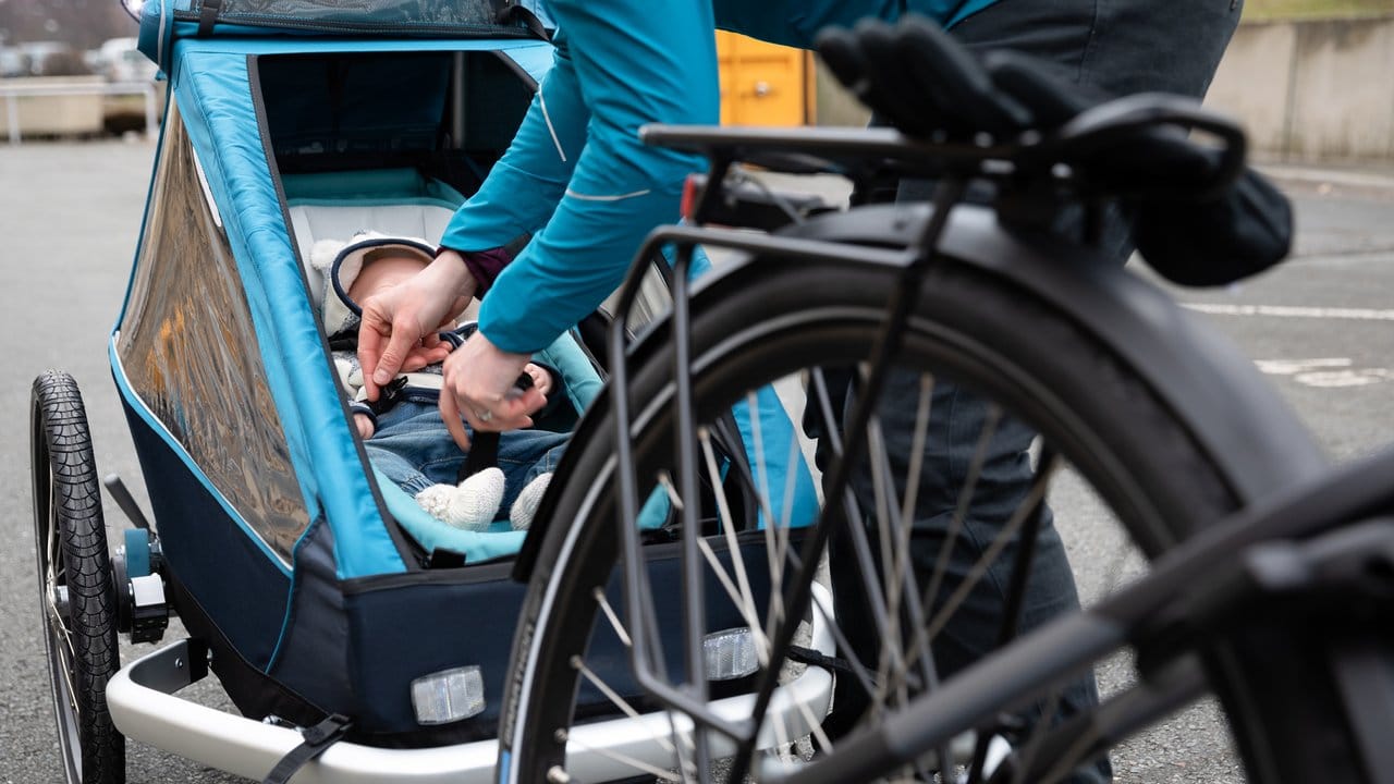Ein Fahrrad mit Anhänger als Familienkutsche: Für Kinder müssen entsprechende Sitze vorhanden sein, wie etwa eine Babyschale für Kleinkinder. Ein Fahrrad mit Anhänger als Familienkutsche: Für Kinder müssen entsprechende Sitze vorhanden sein, wie etwa eine Babyschale für Kleinkinder.
